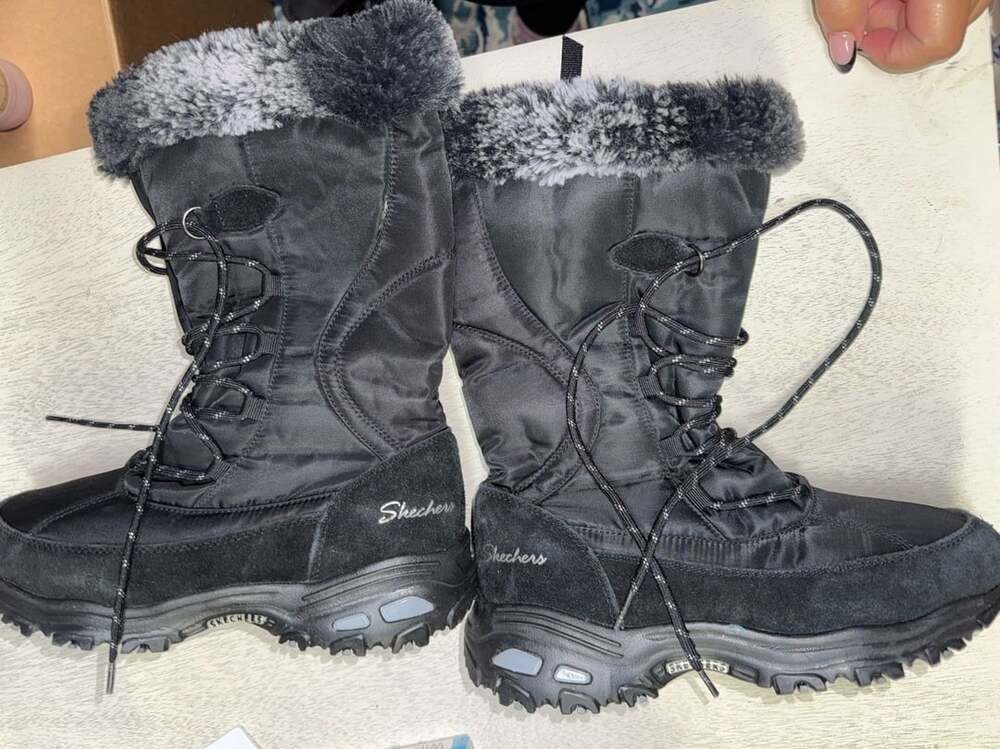 Skechers SN 48633 Winter Boots Size 7.5 Black Faux Fur Snow